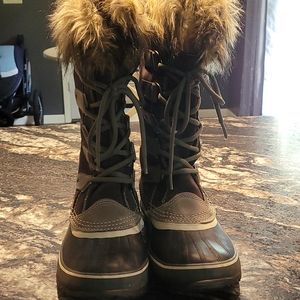 Sorel winter boots ; size 6.5 grey ; smoke free home; pet free home. Wore once